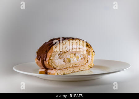 Rotoli fatti a mano su una piastra bianca su sfondo bianco 2 Foto Stock