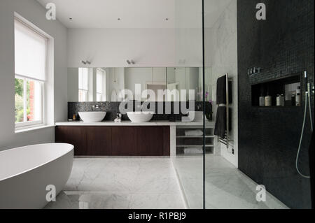 Moderno bagno in bianco e nero Foto Stock