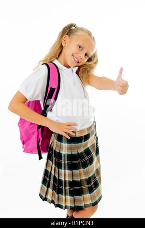 Piuttosto carino capelli biondi ragazza con una rosa zainetto guardando la telecamera che mostra il pollice fino gesto felice di andare a scuola isolati su sfondo bianco in ba Foto Stock