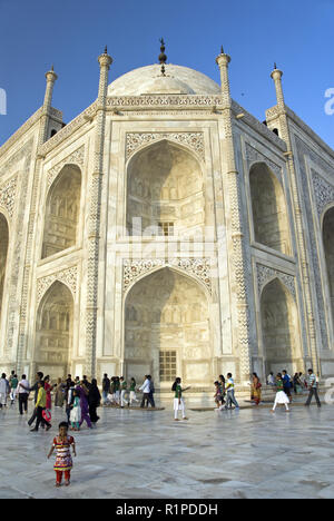 Ornati in pietra dura (intarsio di marmo) decora il Taj Mahal, il marmo bianco mausoleo costruito dall imperatore Mughal Shah Jahan in Agra, India Foto Stock