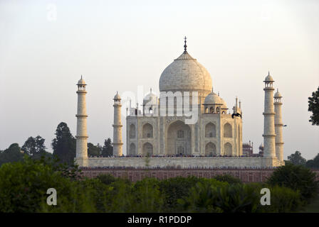 Il Taj Mahal mausoleo, visto da Mehtab Bagh, un Riverside park e il giardino di Agra, India. Foto Stock