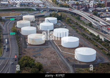 Elicottero vista aerea di serbatoi di stoccaggio, Bayonne, Jersey City, New Jersey, STATI UNITI D'AMERICA Foto Stock