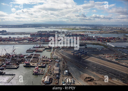 Elicottero vista aerea di GCT Bayonne container terminal e banchine circostanti, Bayonne, Jersey City, New Jersey, STATI UNITI D'AMERICA Foto Stock