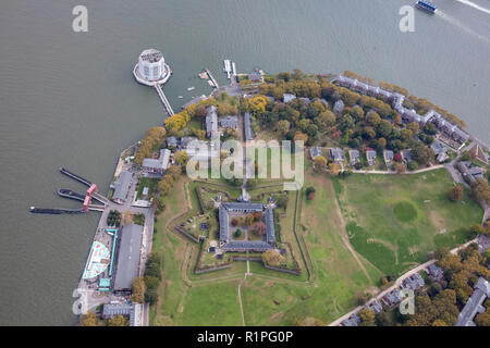 Elicottero vista aerea di Fort Jay, una stella costiera fort e il nome di un ex US Army post sulla Governors Island, New York City Harbor, STATI UNITI D'AMERICA Foto Stock