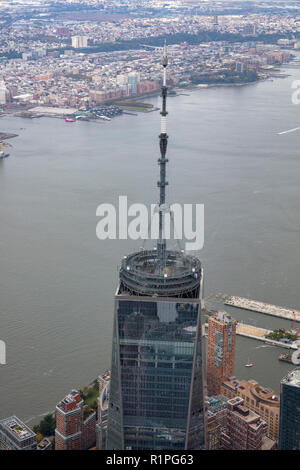 Elicottero vista aerea della sommità di One World Trade Center, Freedom Tower, Manhattan, New York City, Stati Uniti d'America Foto Stock