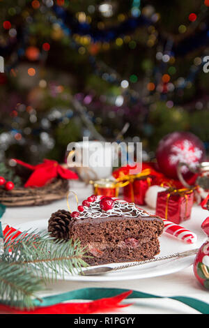 Fetta di dolce torta al cioccolato per la Vigilia di Natale. Foto Stock