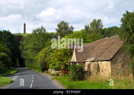 North Nibley, Gloucestershire, Regno Unito - 14 Luglio 2016: Il Tyndale monumento si trova sul bordo del Cotswold hills al di sopra di zone rurali a nord Nibley villaggio nel Gloucestershire, UK. Essa fu costruita in onore di William Tyndale,che tradusse il Nuovo Testamento. Foto Stock