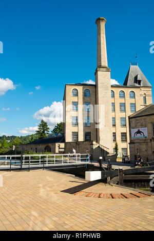 Stroud, Gloucestershire, Regno Unito - 26 agosto 2016: sole estivo porta le persone a godersi il rigenerato Stroudwater Canal progetto da storico Mulino Ebley, Stroud, Gloucestershire, Regno Unito Foto Stock
