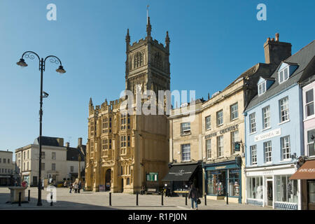 15 Marzo 2017 - Cirencester, Regno Unito: sole primaverile porta la gente del posto e gli ospiti al recente rigenerata storico luogo di mercato dalla chiesa abbaziale a Cirencester, Gloucestershire, UK. Cirencester è la città più grande del Cotswolds - spesso indicata come la capitale del Cotswolds. Foto Stock