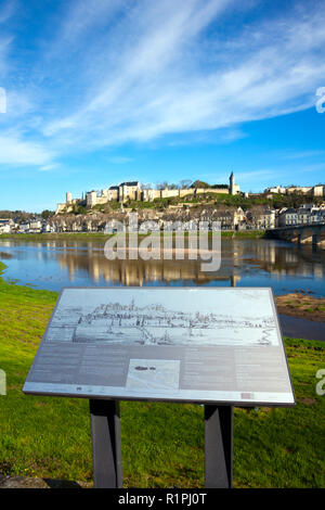 27 Marzo 2017 - Chinon, Francia: una bella mattina di primavera sole in Chinon cittadina e chateau sulla collina sopra dalle rive del fiume Vienne, Indre-et-Loire, Francia. La scheda di informazione descrive le funzioni della vista in diverse lingue ma è stata leggermente soggetto ad atti vandalici. Foto Stock