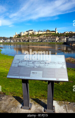 27 Marzo 2017 - Chinon, Francia: una bella mattina di primavera sole in Chinon cittadina e chateau sulla collina sopra dalle rive del fiume Vienne, Indre-et-Loire, Francia. La scheda di informazione descrive le funzioni della vista in diverse lingue ma è stata leggermente soggetto ad atti vandalici. Foto Stock