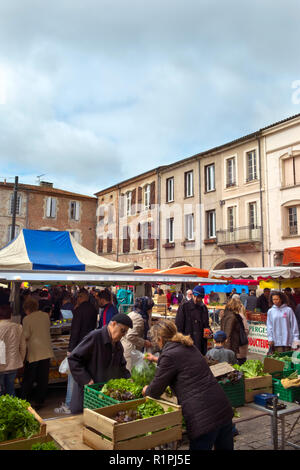 Villeneuve-sur-lotto, Francia - 1 Aprile 2017: Shoppers brave una fredda mattina di primavera presso il mercato del sabato a Villeneuve-sur-Lot, Lot-et-Garonne, Francia Foto Stock