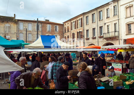 Villeneuve-sur-lotto, Francia - 1 Aprile 2017: Shoppers brave una fredda mattina di primavera presso il mercato del sabato a Villeneuve-sur-Lot, Lot-et-Garonne, Francia Foto Stock