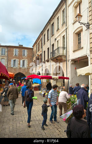 Villeneuve-sur-lotto, Francia - 1 Aprile 2017: Shoppers brave una fredda mattina di primavera presso il mercato del sabato a Villeneuve-sur-Lot, Lot-et-Garonne, Francia Foto Stock