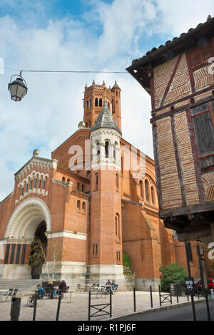 Villeneuve-sur-lotto, Francia - 1 Aprile 2017: relativamente recentemente costruita chiesa (completato nel 1937) di Sainte-Catherine a Villeneuve-sur-Lot, Lot-et-Garonne, Francia contrasta con molto più antica architettura intorno ad esso. Foto Stock