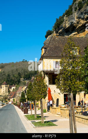 La Roque-Gageac, Francia - 3 Aprile 2017: Il villaggio di honeypot di La Roque-Gageac è costruito sotto le rocce accanto al fiume Dordogne in Dordogne, Nouvelle Aquitaine, Francia. È un membro del Les Plus Beaux Villages de France ("i più bei villaggi di Francia ") l'associazione. Foto Stock