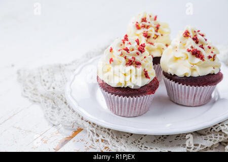 Velluto rosso tortine con glassa di crema di burro, spazio di copia Foto Stock