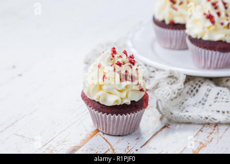 Velluto rosso tortine con glassa di crema di burro, spazio di copia Foto Stock