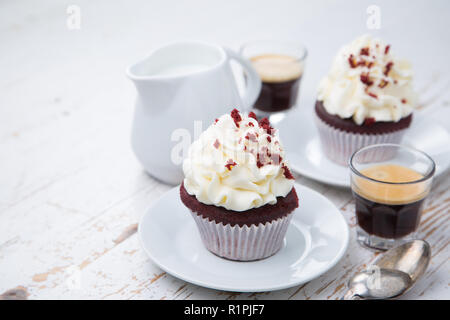 Velluto rosso tortine con glassa di crema di burro, spazio di copia Foto Stock