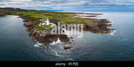 Panorama dell'antenna del Fanad Head Lighthouse in Irlanda Foto Stock