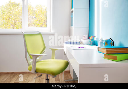 Bambini colorati rooom con pareti bianche e arredamento Foto Stock