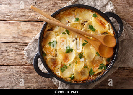 Janssonin Kiusaus quattro ingrediente patata finlandese cuocere closeup su una padella sul tavolo. parte superiore orizzontale vista da sopra Foto Stock