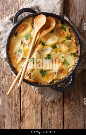 Janssonin Kiusaus quattro ingrediente patata finlandese cuocere closeup su una padella sul tavolo. Verticale in alto vista da sopra Foto Stock