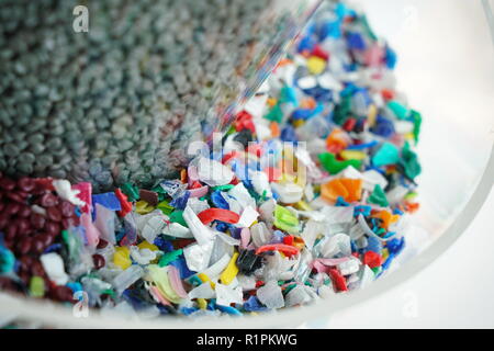 Microplastics in un contenitore di vetro Foto Stock