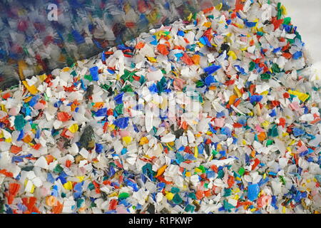 Microplastics in un contenitore di vetro Foto Stock