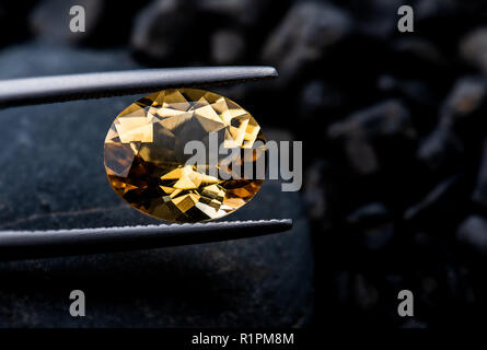 Quarzo fumè Pietre preziose Gioielli tagliare una foto con illuminazione scuro dello sfondo. Foto Stock