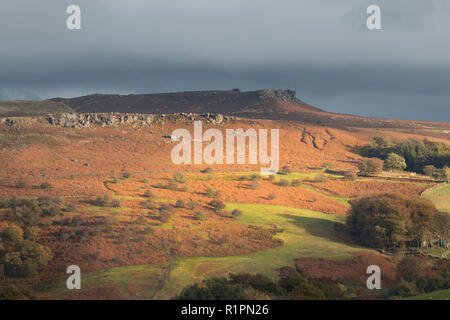 Serata autunnale luce sul Peak District paesaggio con Higgar Tor in distanza. Foto Stock