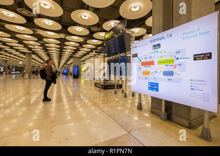 Punto informazioni, illuminato bacheca nella sala degli arrivi presso Adolfo Suares, aeroporto Barajas di Madrid, Spagna Foto Stock