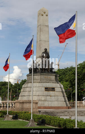 Philippine flag sono visto che fluttua nel Rizal monumento nel Rizal Park di Manila. Foto Stock
