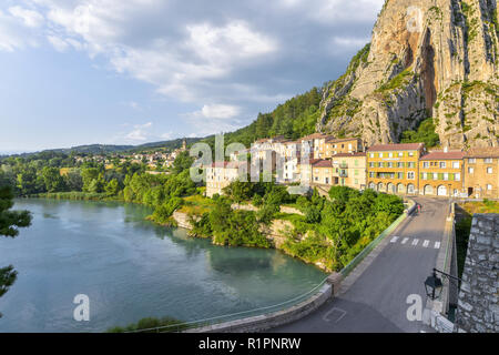 Sisteron presso il fiume Durance, Provenza, Francia, bridge e Riverside Foto Stock