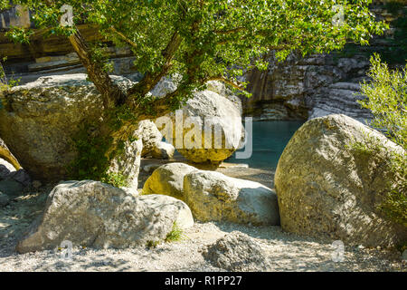 Idilliaco paesaggio con alberi e rocce in riva al fiume, Gorges de la Méouge, Provenza, Francia Foto Stock