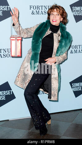 Foto deve essere accreditato ©Alpha premere 080011 13/11/2018 Kathy lette al lancio di Skate a Somerset House con Fortnum & Mason at Somerset House di Londra. Foto Stock