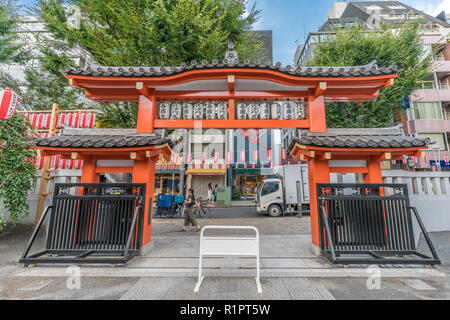 Tokyo, Giappone - 03 Agosto 2018 : cancello principale di Bishamonten Zenkoku-ji. Situato a Waseda-dori street, Kagurazaka nel quartiere Shinjuku Foto Stock