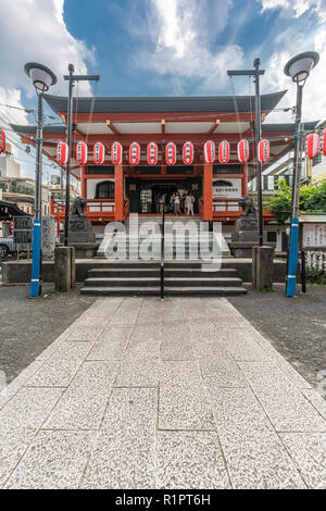 Tokyo, Giappone - 03 Agosto 2018 : vista anteriore di Honden (sala principale) di Bishamonten Zenkoku-ji. Situato a Waseda-dori street, quartiere Kagurazaka Foto Stock