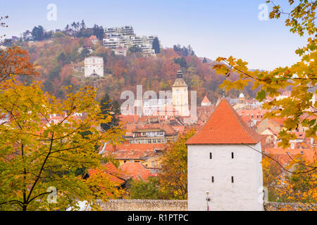 La parte centrale di Brasov, visto da un punto più alto, vicino alle pareti di guardia della ex fortezza. Il Municipio e la Torre La Torre Bianca in t Foto Stock