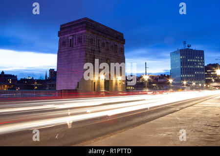 Newcastle upon Tyne/Inghilterra - 17 Febbraio 2012: semaforo sentieri sul Newcastle Tyne Bridge Foto Stock