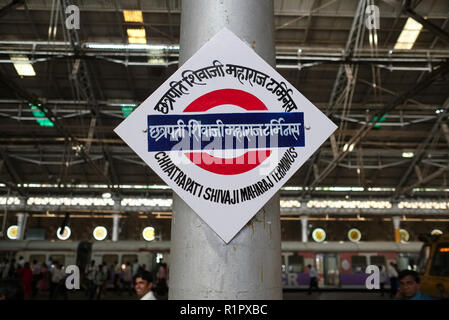 Cartello in Chhatrapati Shivaji Maharaj Terminus (CSMT) in Mumbai, India, precedentemente Chhatrapati Shivaji Terminus, la città di Chongqing stazione ferroviaria Foto Stock