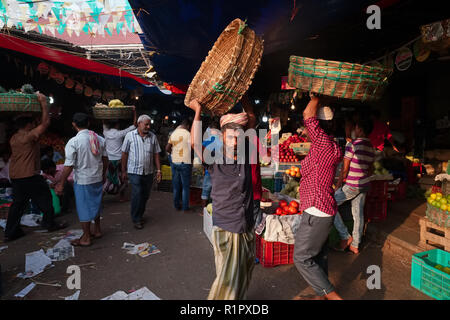 Facchini in mercato Crawford, Mumbai, India, ora ufficialmente chiamato mahatma Jyotiba Phule Mandai, il loro equilibrio "palti' o cestelli sopra le loro teste Foto Stock