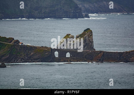 San Juan de Gaztelugatxe isolotto ponte di accesso profilo Foto Stock