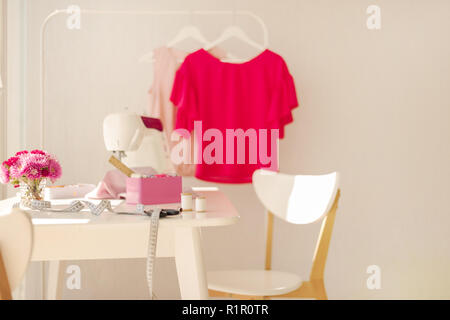Luogo di lavoro di cucito e di ricamo in una sala luminosa con mobili bianchi. Effetto di sfocatura e messa a fuoco selettiva. Foto Stock