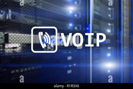 VOIP, Voice over Internet Protocol, la tecnologia che consente la comunicazione vocale via Internet. La sala server sfondo. Foto Stock