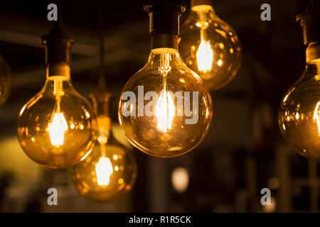 Caldo e accogliente luce gialla. Edison lampadina appesa. Primo piano Foto Stock