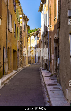 Una stretta viuzza del villaggio Bédoin, Provenza, Francia Foto Stock