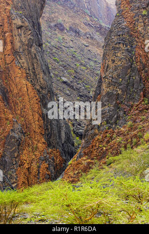 Vista panoramica delle montagne round Wadi Bani in Western Hajar, Oman. Foto Stock