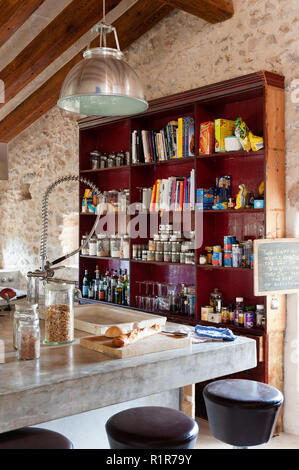 Scaffalature in cucina rustica Foto Stock