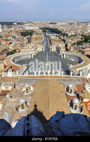 Roma, Italia - 24 giugno 2017: Panorama sorprendente al Vaticano e alla città di Roma dalla cupola della Basilica di San Pietro, Italia Foto Stock